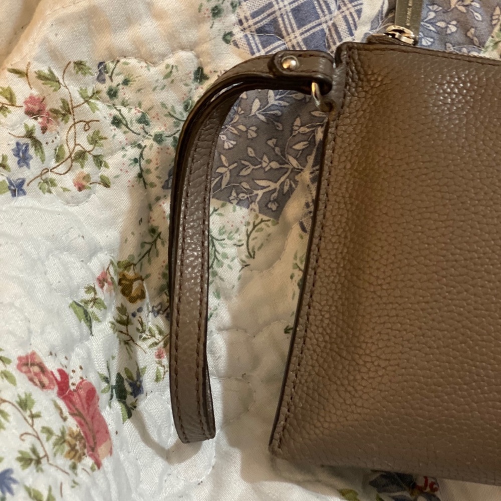 Michael Kors Leather Wristlet! Gray - Picture 4 of 8